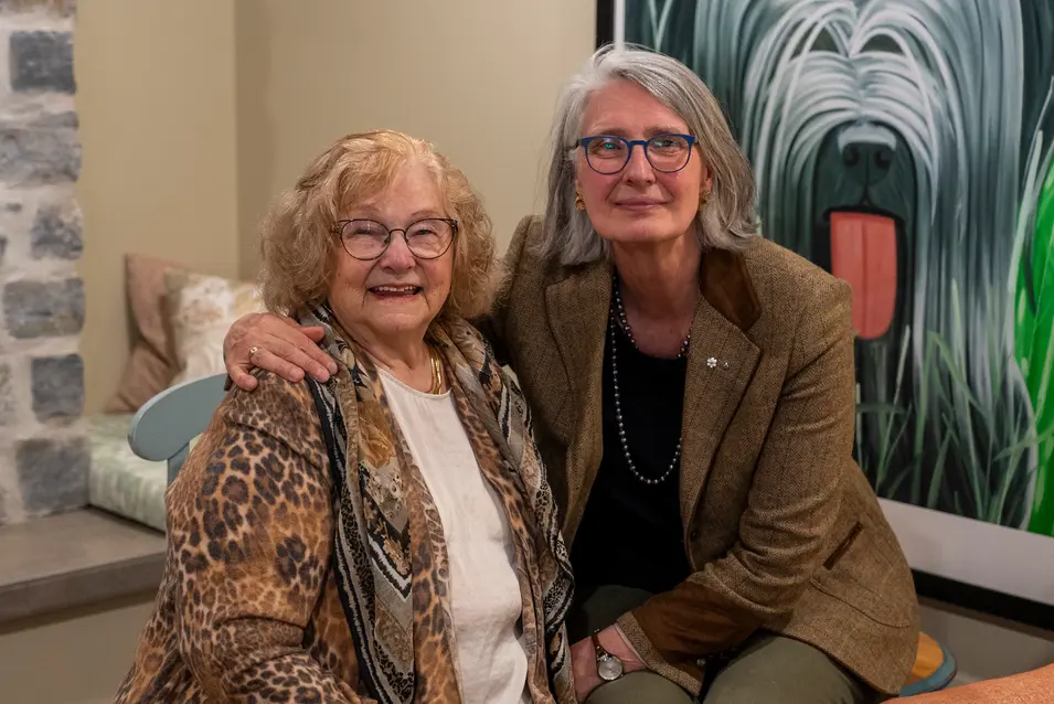 Élizabeth Rioux and Louise Penny at Café Three Pines in Knowlton / Élizabeth Rioux et Louise Penny au Café Three Pines à Knowlton