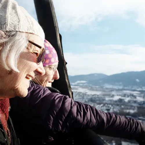Senior women are happily looking out the view from a height / Des femmes âgées regardent joyeusement la vue depuis une hauteur.